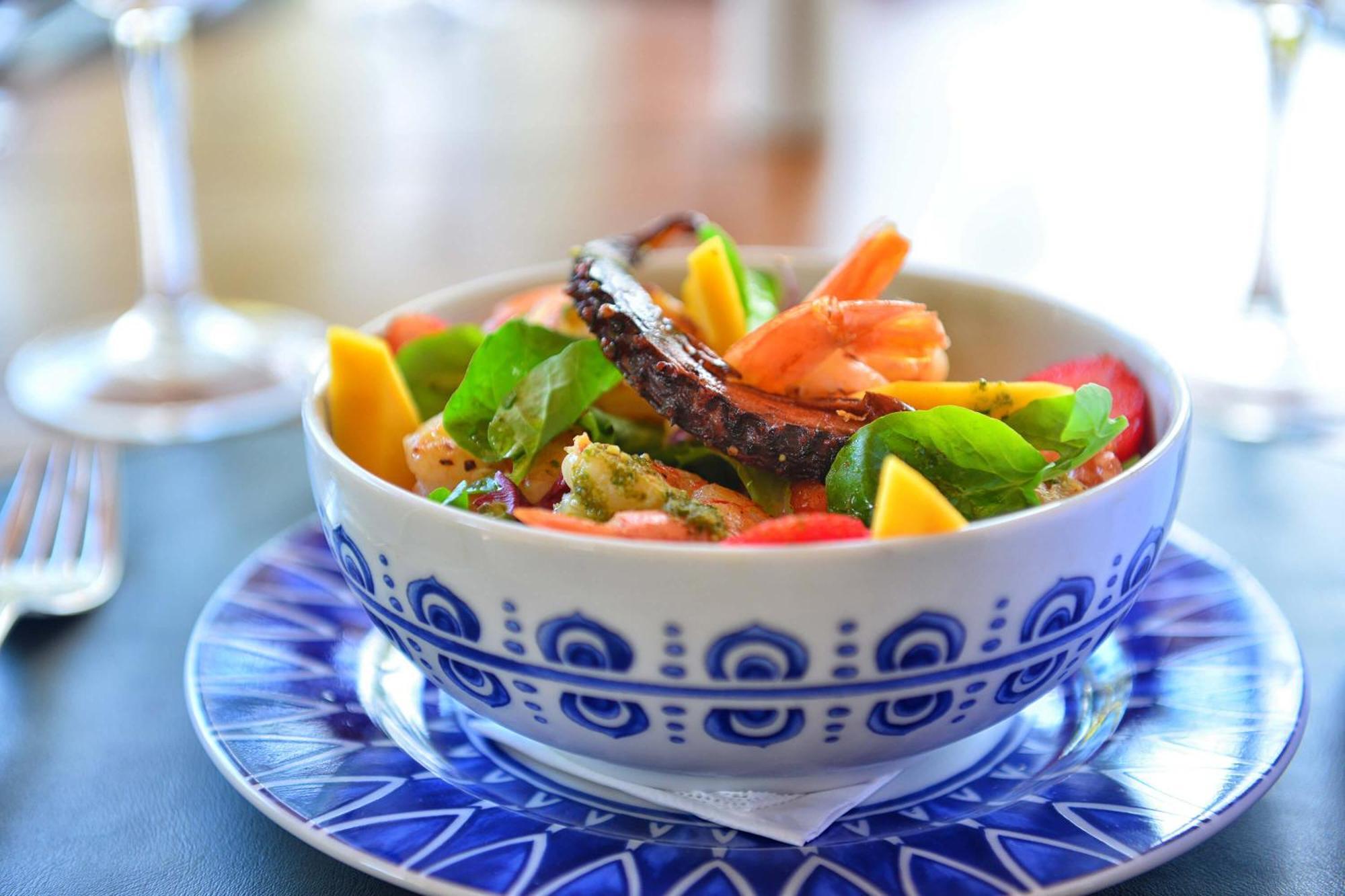 فندق ديفيل برايم سلفادور السلفادور المظهر الخارجي الصورة A salad with mango