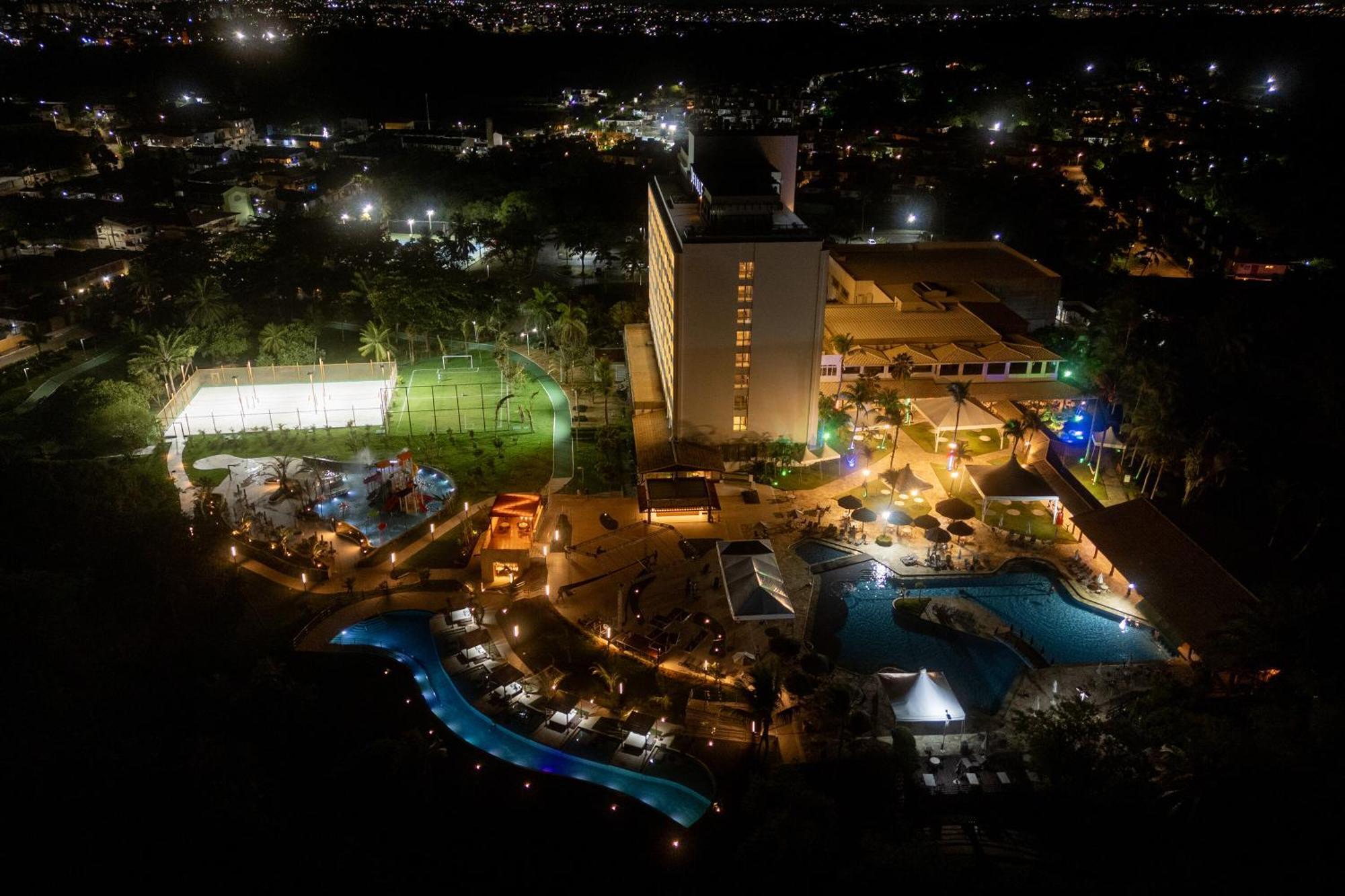 فندق ديفيل برايم سلفادور السلفادور المظهر الخارجي الصورة Aerial view of the hotel at night