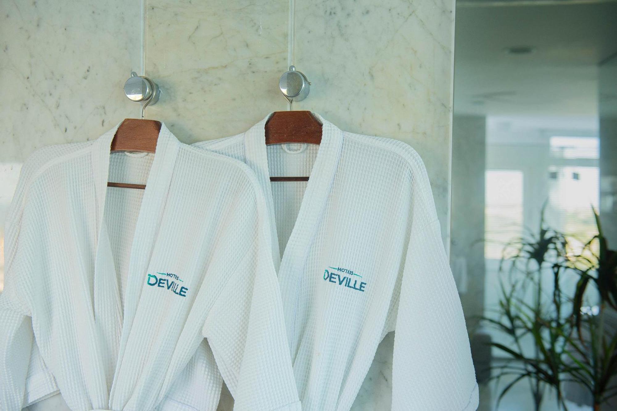فندق ديفيل برايم سلفادور السلفادور المظهر الخارجي الصورة Two bathrobes