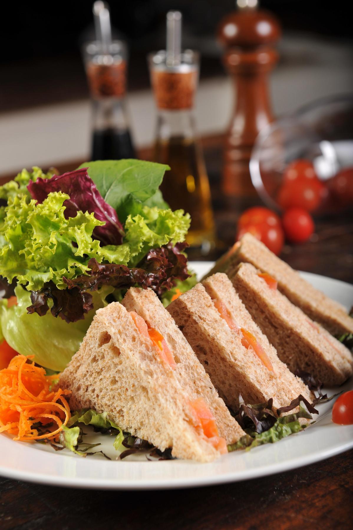 فندق ديفيل برايم سلفادور السلفادور المظهر الخارجي الصورة A salad and a sandwich