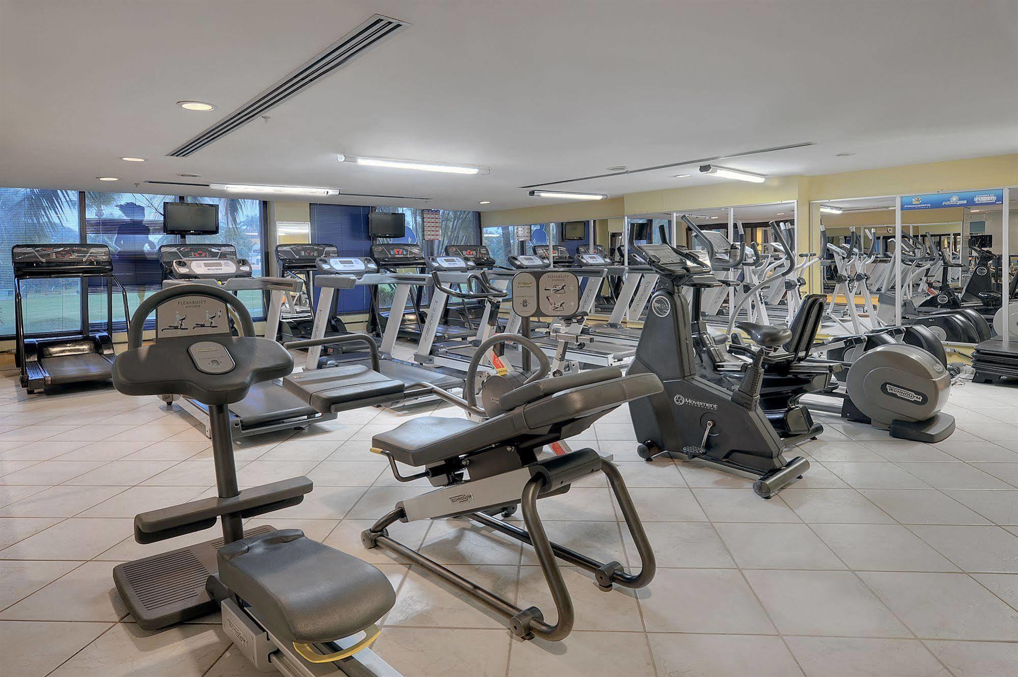 فندق ديفيل برايم سلفادور السلفادور المظهر الخارجي الصورة A gym at the hotel